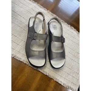 Barefoot‎ Freedom Women's Metallic Leather Ankle Strap Sandals Silver Size 10W